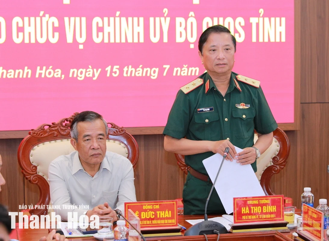 Bàn giao chức vụ Chính ủy Bộ Chỉ huy Quân sự tỉnh Thanh Hóa