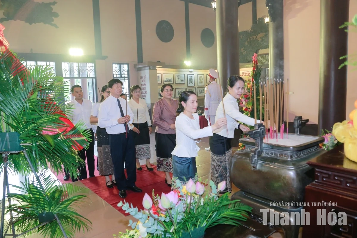 Đoàn đại biểu HĐND hai tỉnh Thanh Hóa - Hủa Phăn dâng hoa, dâng hương tưởng niệm Chủ tịch Hồ Chí Minh