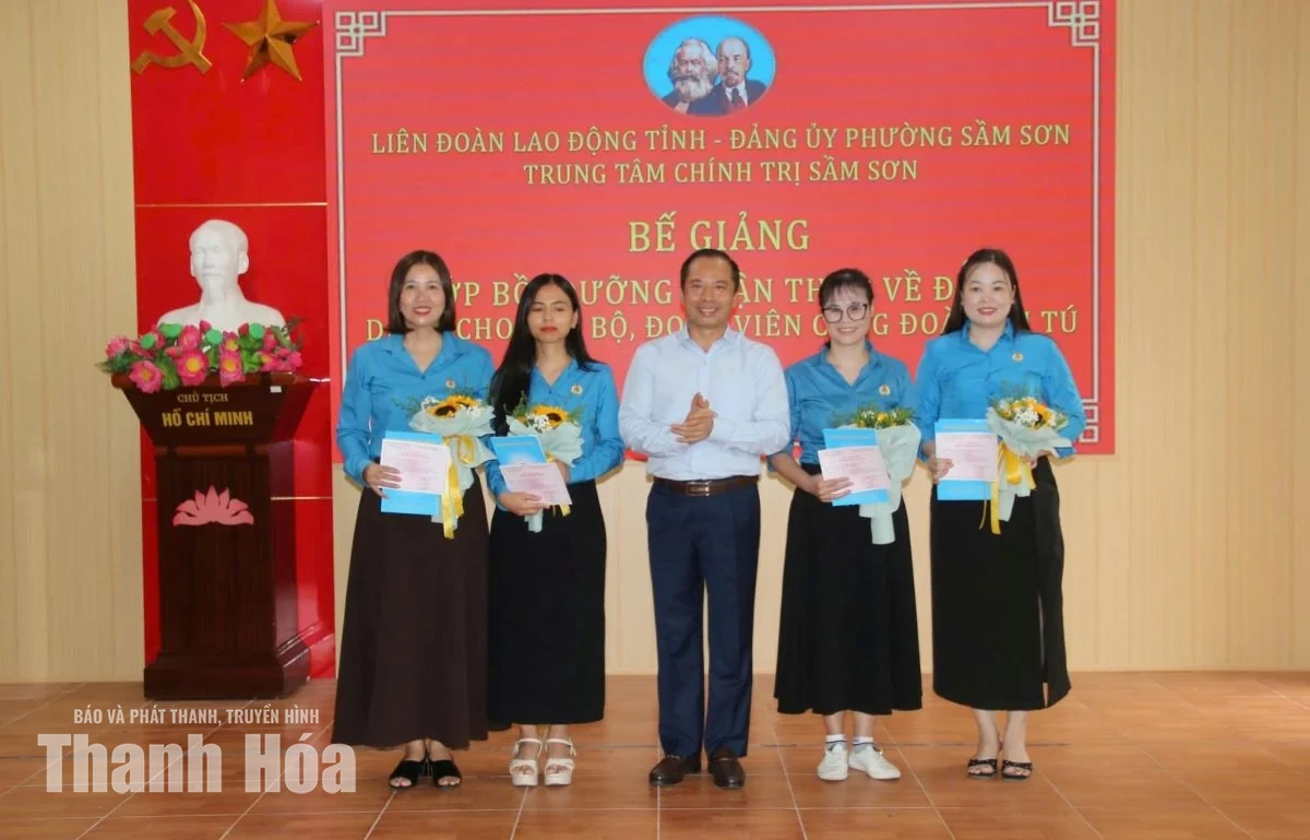Bế giảng lớp bồi dưỡng nhận thức về Đảng cho cán bộ, đoàn viên công đoàn ưu tú