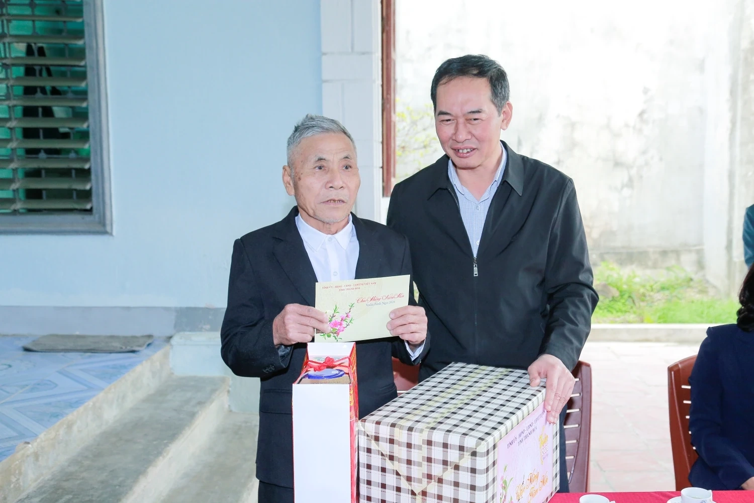 Ph&oacute; B&iacute; thư Tỉnh ủy, Chủ tịch Ủy ban MTTQ tỉnh Trịnh Tuấn Sinh thăm, tặng qu&agrave; Tết tại c&aacute;c phường Sầm Sơn, Nam Sầm Sơn v&agrave; x&atilde; Quảng Ninh