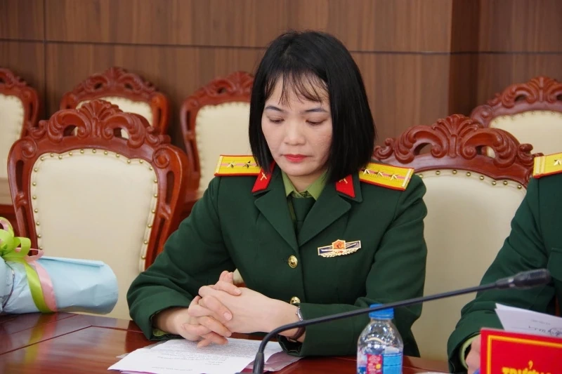 Trao Quyết định tuyển dụng cho th&acirc;n nh&acirc;n liệt sĩ