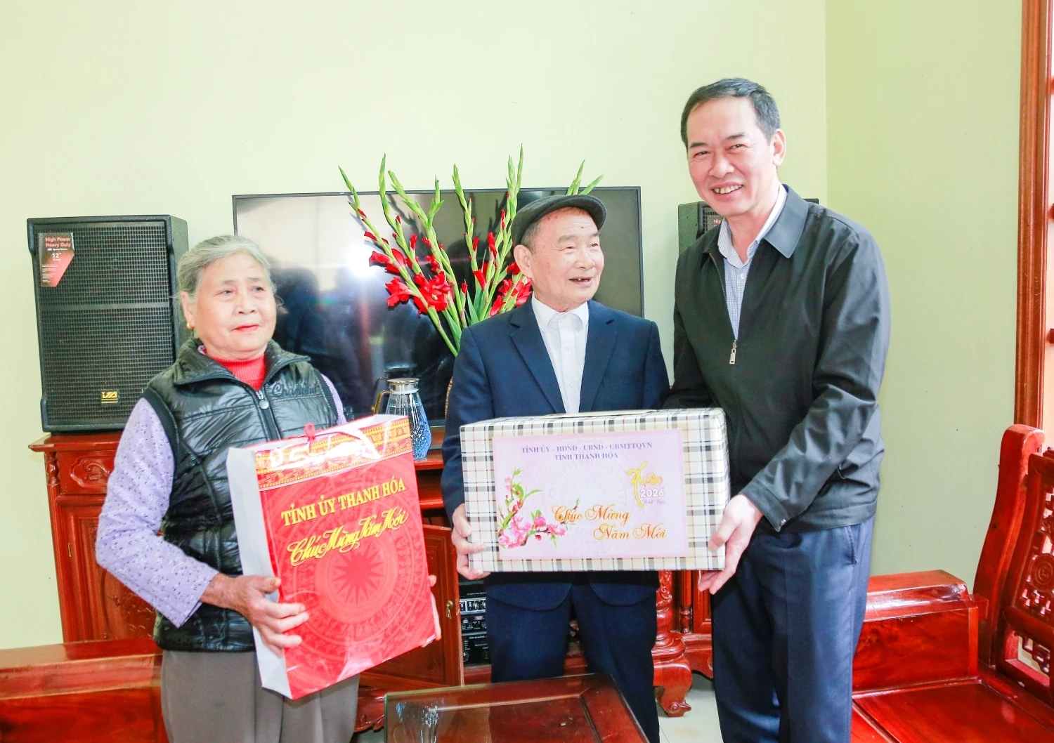 Ph&oacute; B&iacute; thư Tỉnh ủy, Chủ tịch Ủy ban MTTQ tỉnh Trịnh Tuấn Sinh thăm, tặng qu&agrave; Tết tại c&aacute;c phường Sầm Sơn, Nam Sầm Sơn v&agrave; x&atilde; Quảng Ninh