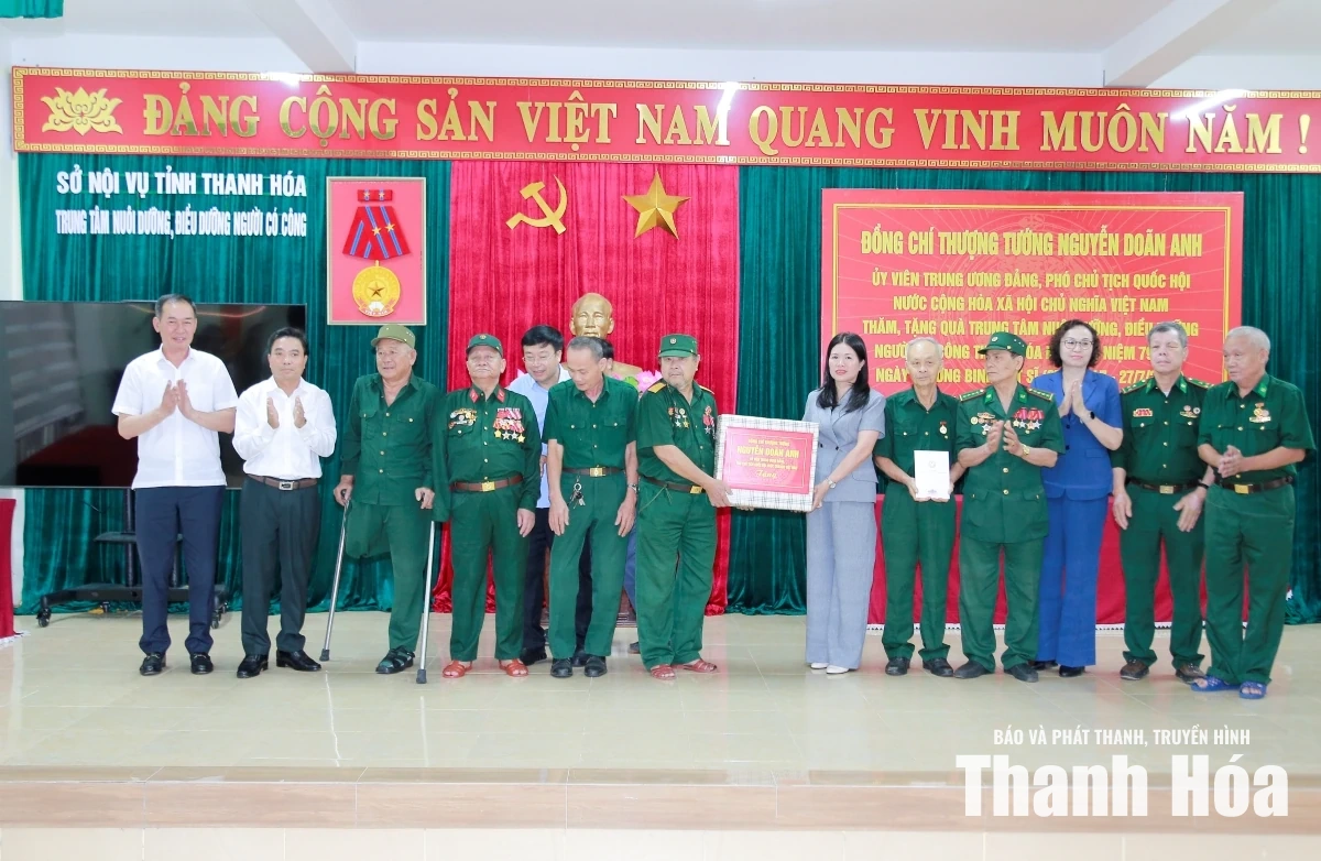 Phó Chủ tịch Quốc hội Nguyễn Doãn Anh viếng nghĩa trang liệt sĩ, tri ân người có công tại Thanh Hóa
