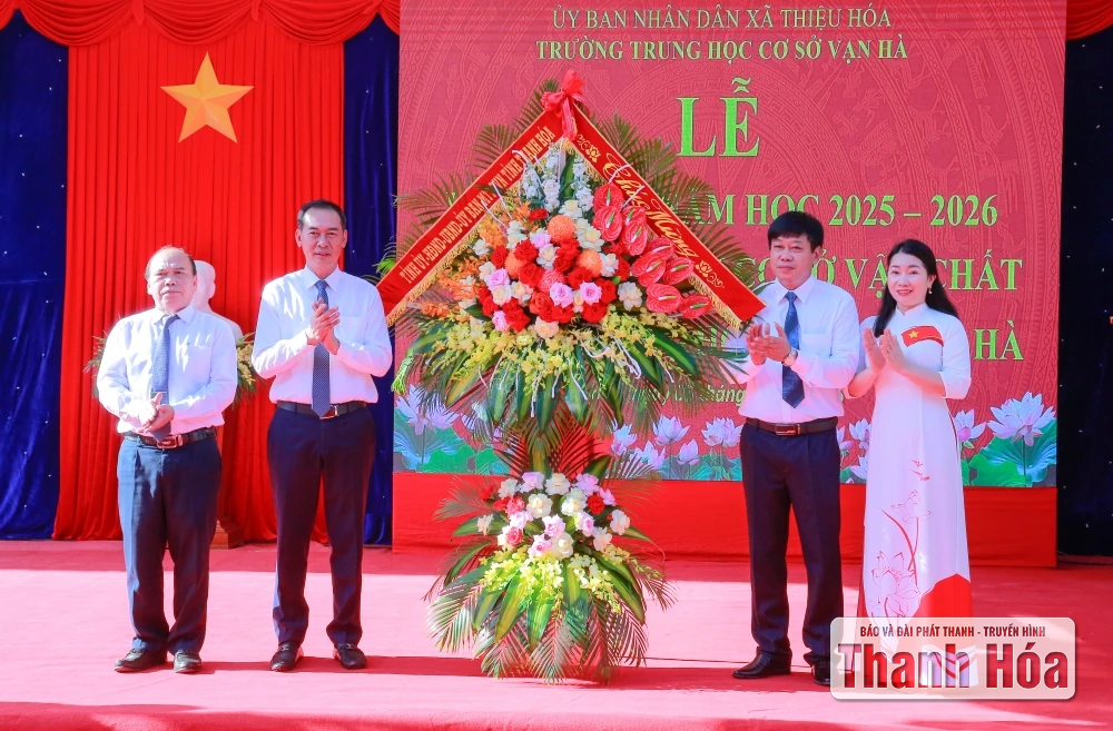 Phó Bí thư Tỉnh ủy, Chủ tịch Ủy ban MTTQ tỉnh Trịnh Tuấn Sinh dự lễ khai giảng tại Trường THCS Vạn Hà