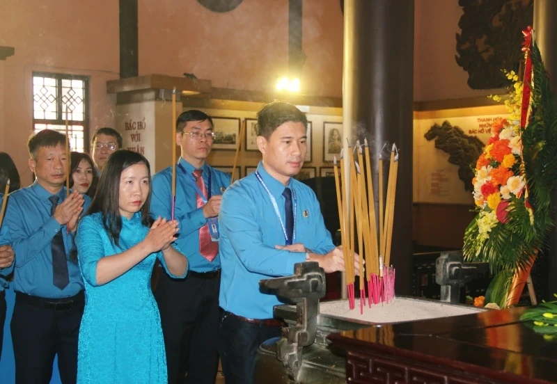Đoàn đại biểu dự Đại hội Công đoàn tỉnh Thanh Hóa dâng hương báo công Chủ tịch Hồ Chí Minh