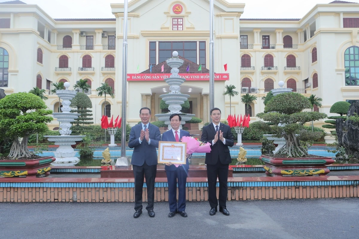 Tỉnh ủy Thanh H&oacute;a tổ chức lễ ch&agrave;o cờ ng&agrave;y l&agrave;m việc đầu ti&ecirc;n năm 2026