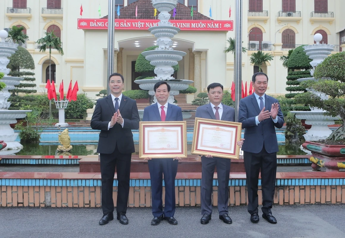 Tỉnh ủy Thanh H&oacute;a tổ chức lễ ch&agrave;o cờ ng&agrave;y l&agrave;m việc đầu ti&ecirc;n năm 2026