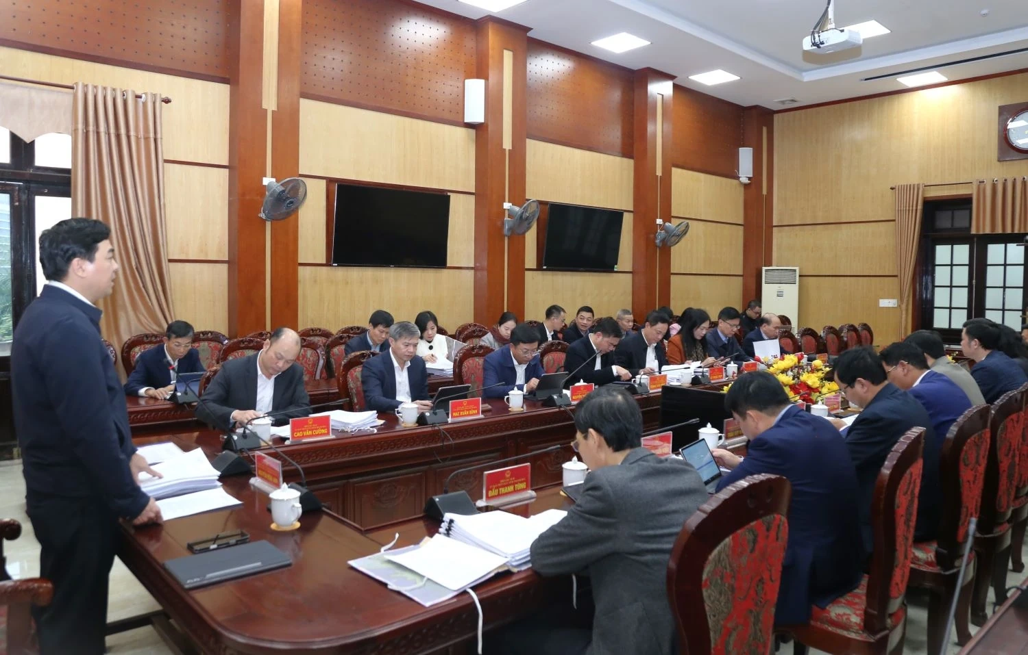 Chủ tịch UBND tỉnh chủ tr&igrave; phi&ecirc;n họp cho &yacute; kiến v&agrave;o c&aacute;c đề &aacute;n sắp xếp đơn vị sự nghiệp c&ocirc;ng lập