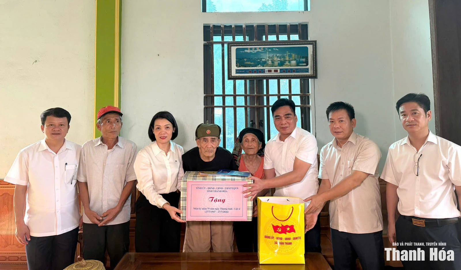 Phó Chủ tịch Thường trực Ủy ban MTTQ tỉnh Đỗ Thị Toán viếng nghĩa trang liệt sĩ và thăm các gia đình chính sách
