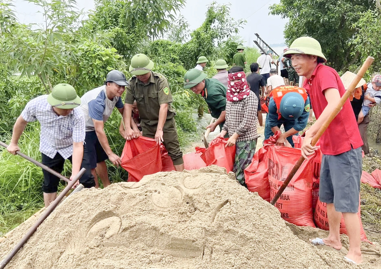Bám trụ vùng lũ, chung tay đưa cuộc sống trở lại bình thường