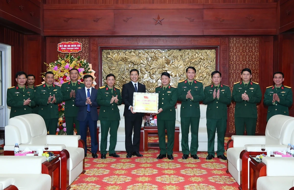 Ph&oacute; B&iacute; thư Thường trực Tỉnh ủy Nguyễn Hồng Phong thăm, ch&uacute;c mừng Bộ Tư lệnh Qu&acirc;n khu 4