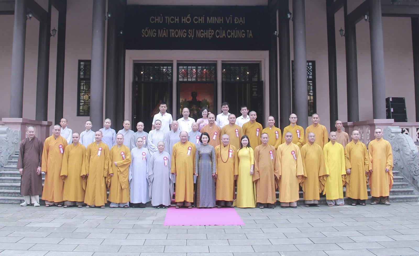 Đoàn đại biểu điển hình tiên tiến trong đồng bào Phật giáo dâng hương tưởng niệm Chủ tịch Hồ Chí Minh