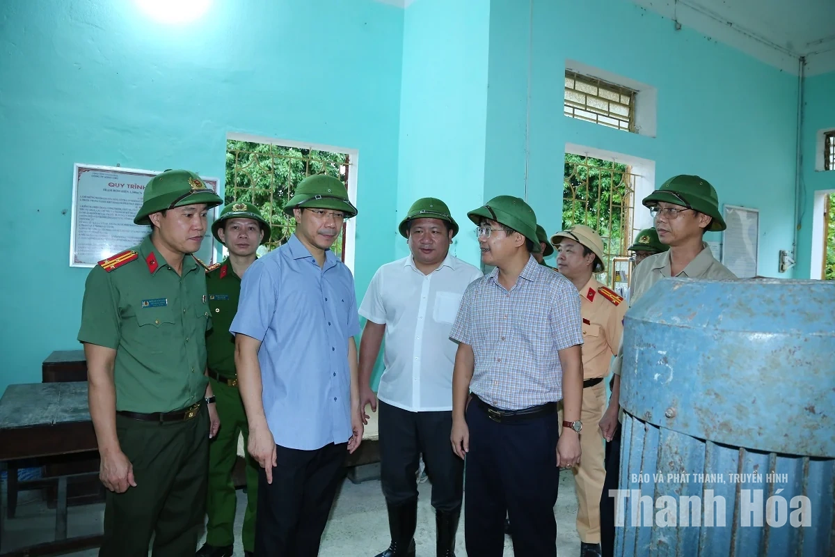 Phó Bí thư Thường trực Tỉnh ủy Nguyễn Hồng Phong kiểm tra, chỉ đạo ứng phó với mưa bão
