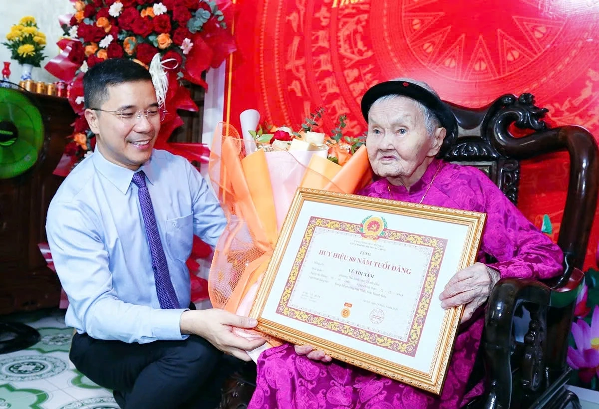 Trao tặng Huy hiệu 80 năm tuổi Đảng cho đảng viên Vũ Thị Xâm