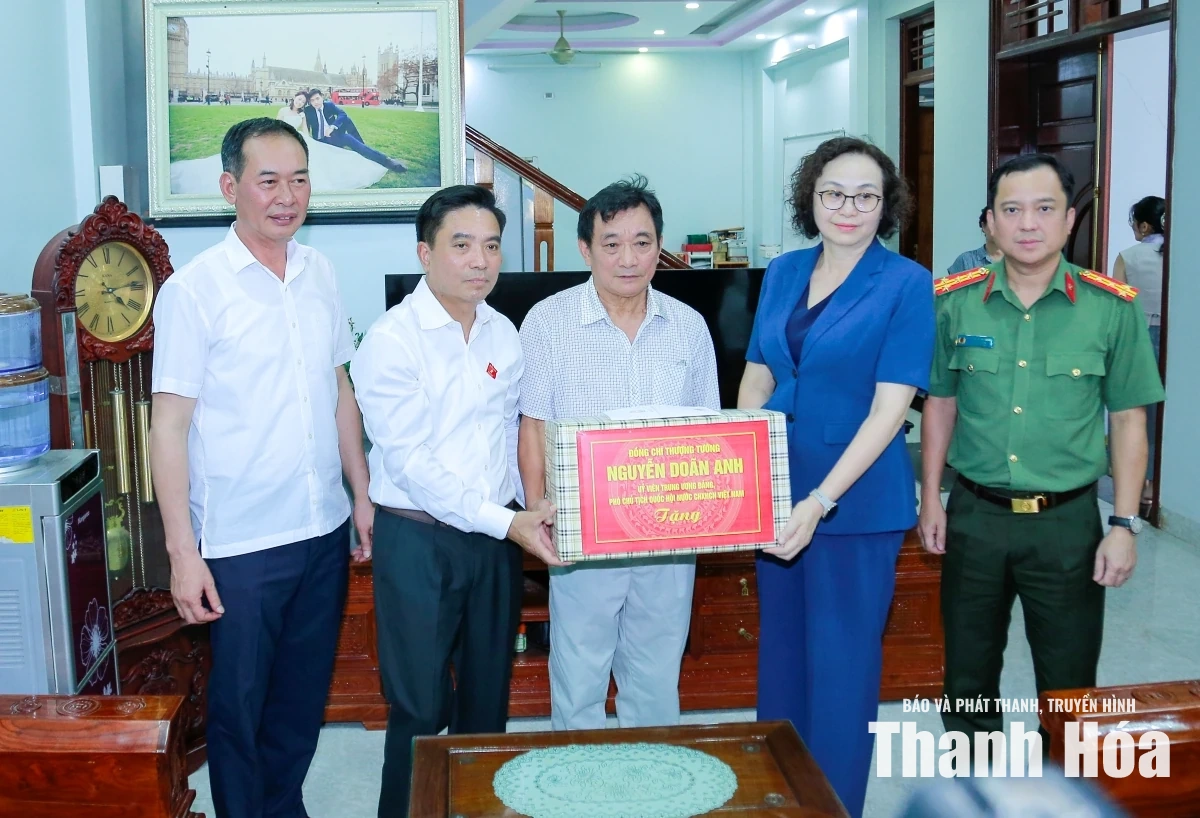 Phó Chủ tịch Quốc hội Nguyễn Doãn Anh viếng nghĩa trang liệt sĩ, tri ân người có công tại Thanh Hóa