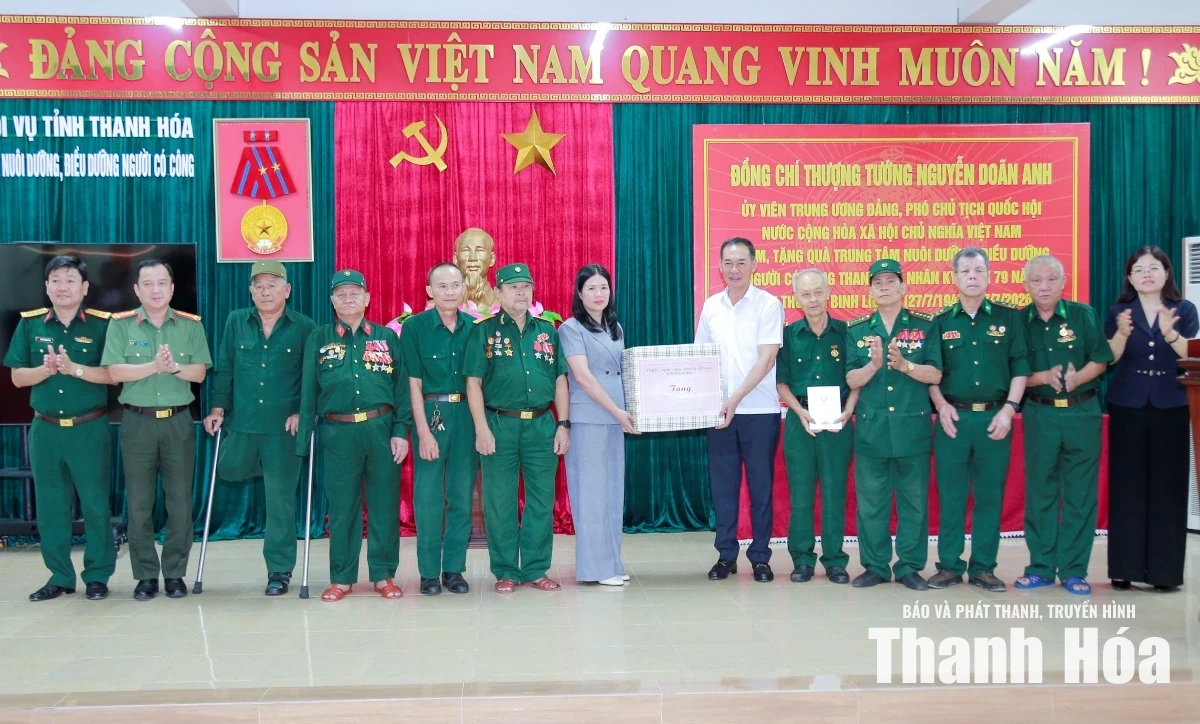 Phó Chủ tịch Quốc hội Nguyễn Doãn Anh viếng nghĩa trang liệt sĩ, tri ân người có công tại Thanh Hóa