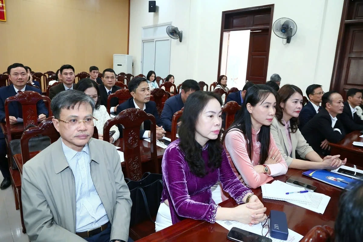 Ph&aacute; vỡ t&iacute;nh bảo thủ, tr&igrave; trệ, thay đổi tư duy, nhận thức nhằm tạo ra sức chiến đấu của tổ chức cơ sở đảng