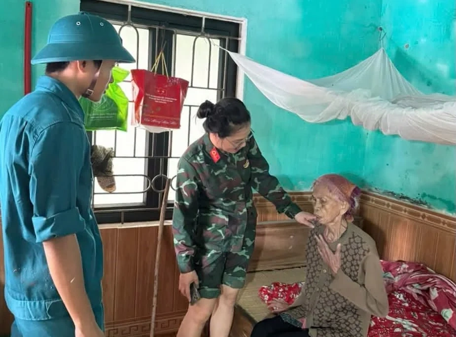 Bám trụ vùng lũ, chung tay đưa cuộc sống trở lại bình thường