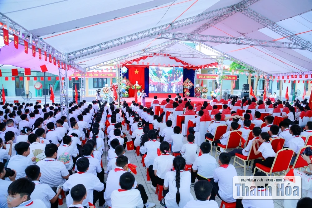 Phó Bí thư Tỉnh ủy, Chủ tịch Ủy ban MTTQ tỉnh Trịnh Tuấn Sinh dự lễ khai giảng tại Trường THCS Vạn Hà