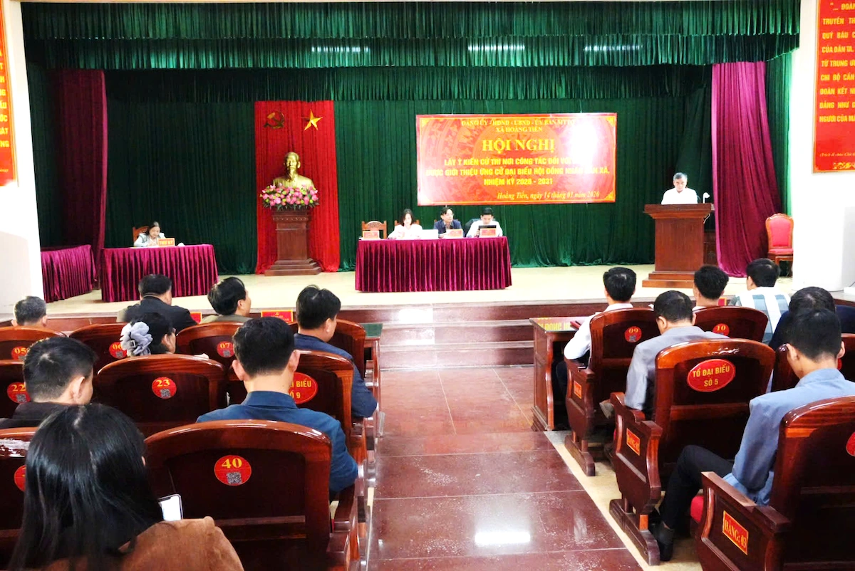 Lấy &yacute; kiến cử tri nơi c&ocirc;ng t&aacute;c đối với người được giới thiệu ứng cử đại biểu HĐND x&atilde; Hoằng Tiến, nhiệm kỳ 2026-2031
