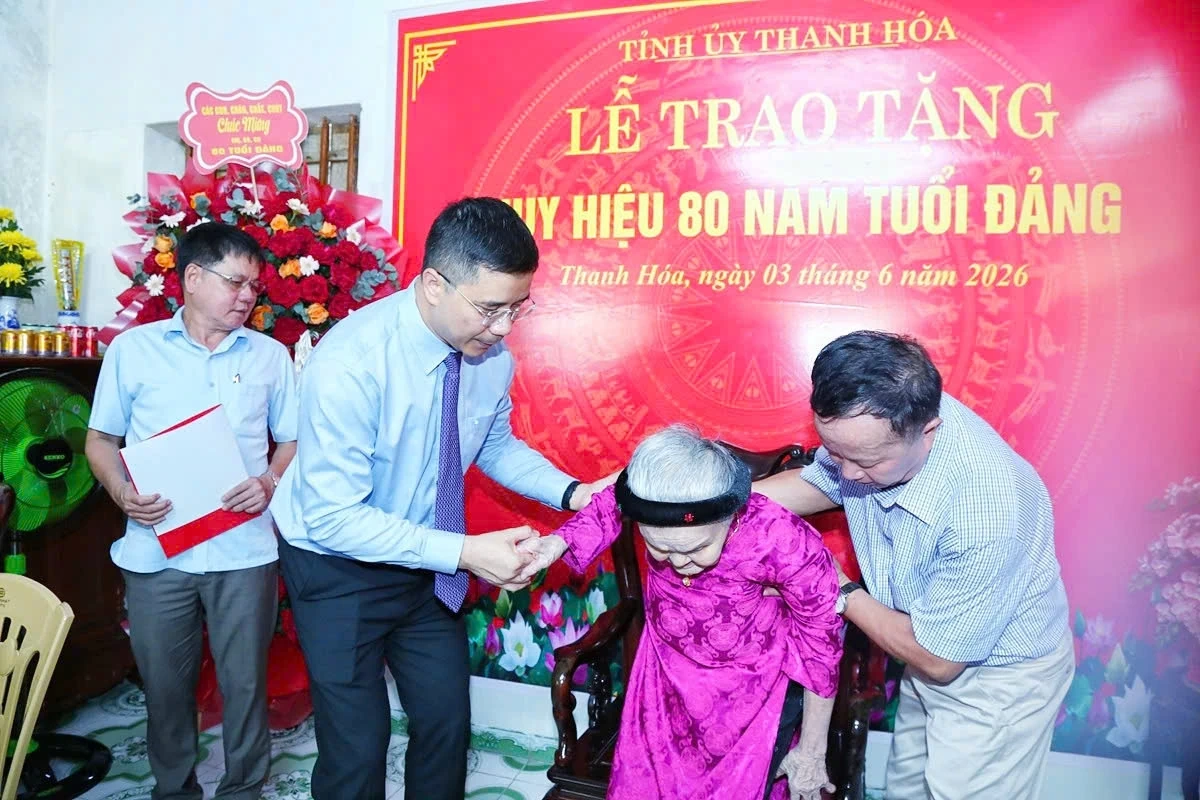 Trao tặng Huy hiệu 80 năm tuổi Đảng cho đảng viên Vũ Thị Xâm