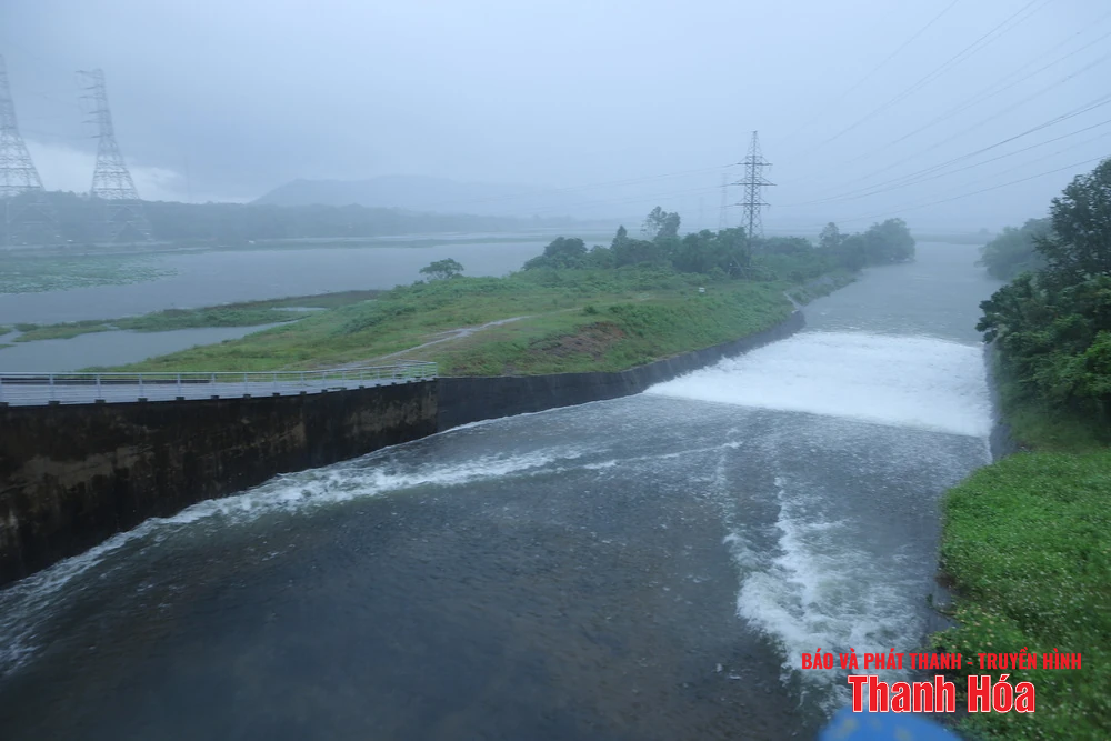Bí thư Tỉnh ủy Nguyễn Doãn Anh kiểm tra công tác ứng phó bão số 5 và thăm hỏi, động viên người dân sơ tán tránh trú bão