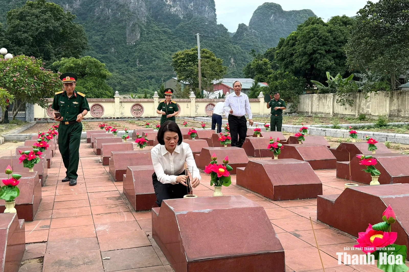Phó Chủ tịch Thường trực Ủy ban MTTQ tỉnh Đỗ Thị Toán viếng nghĩa trang liệt sĩ và thăm các gia đình chính sách