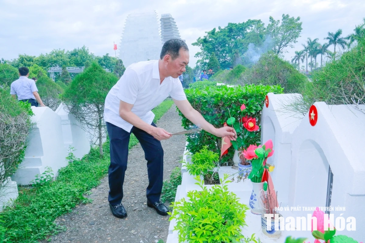 Phó Chủ tịch Quốc hội Nguyễn Doãn Anh viếng nghĩa trang liệt sĩ, tri ân người có công tại Thanh Hóa