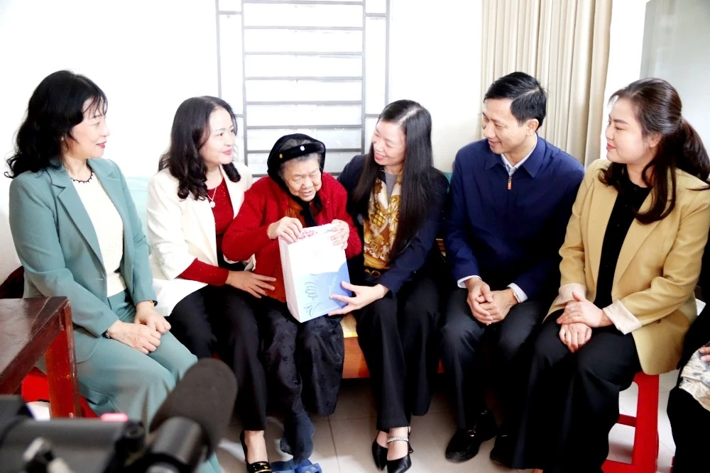 Ph&oacute; Chủ tịch Trung ương Hội LHPN Việt Nam thăm, tặng qu&agrave; Mẹ Việt Nam anh h&ugrave;ng, trẻ mồ c&ocirc;i v&agrave; phụ nữ kh&oacute; khăn