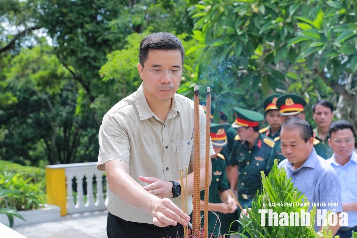 Bí thư Tỉnh ủy Lê Đức Thái dâng hương tưởng niệm các Anh hùng liệt sĩ và kiểm tra công tác sẵn sàng chiến đấu tại Đảo Mê