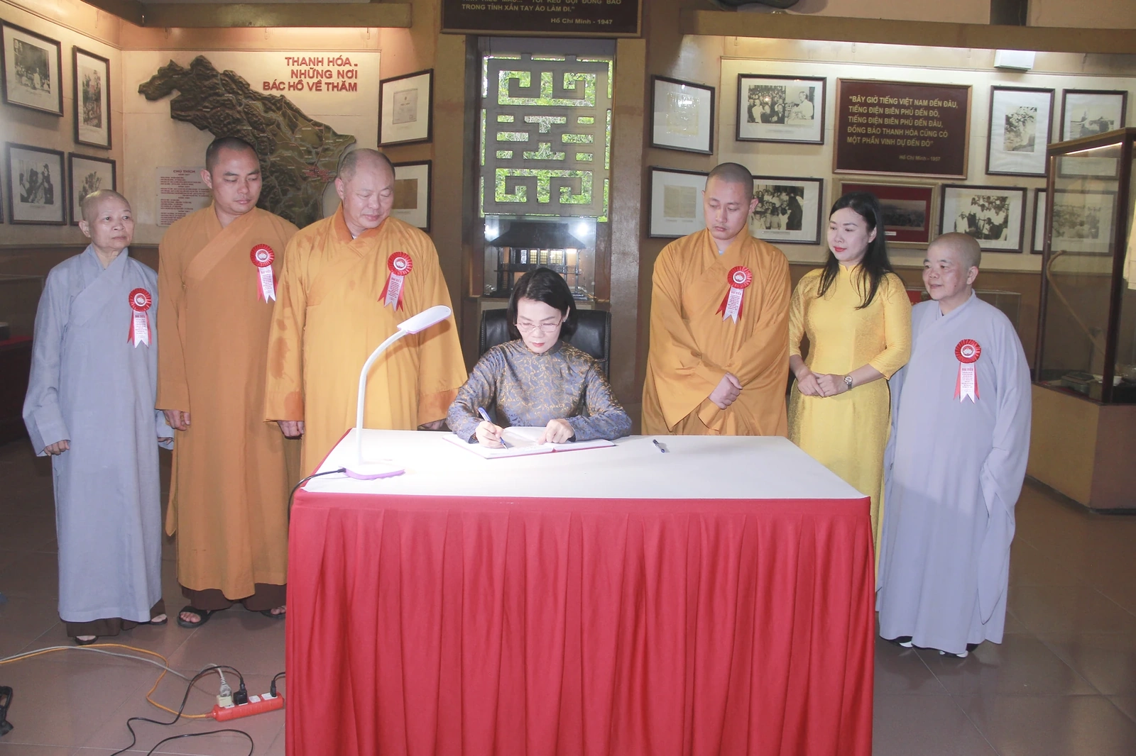 Đoàn đại biểu điển hình tiên tiến trong đồng bào Phật giáo dâng hương tưởng niệm Chủ tịch Hồ Chí Minh