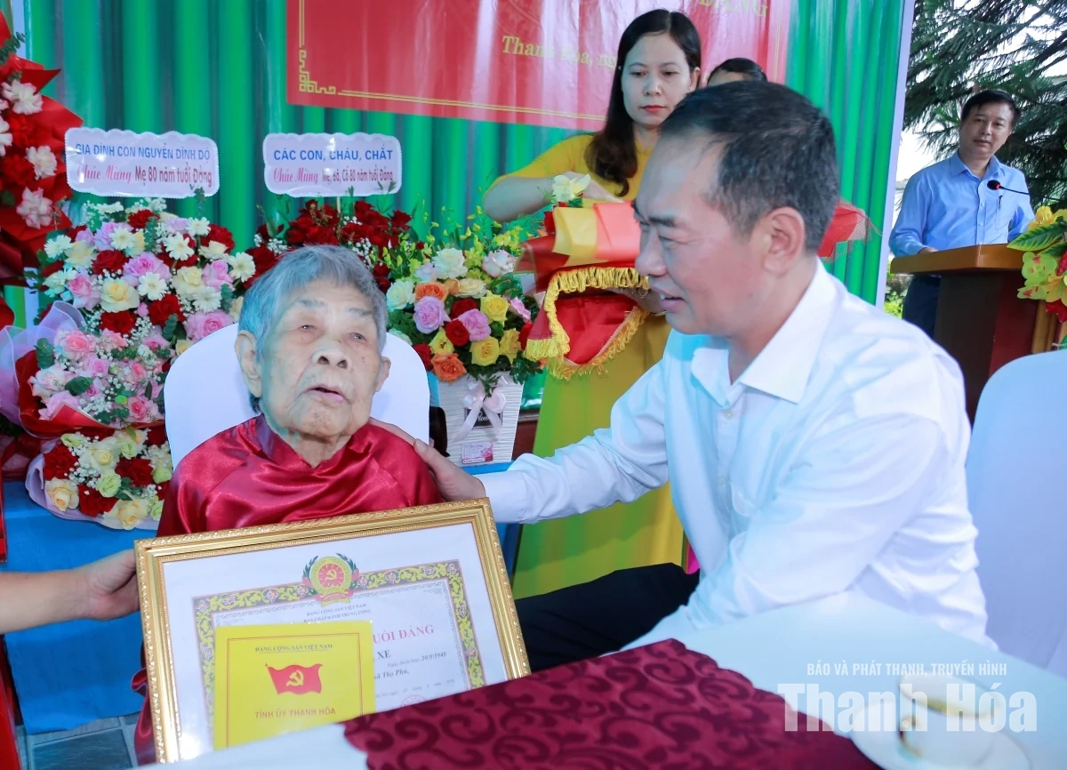 Phó Bí thư Tỉnh ủy Trịnh Tuấn Sinh trao Huy hiệu 80 năm tuổi Đảng cho các đảng viên lão thành