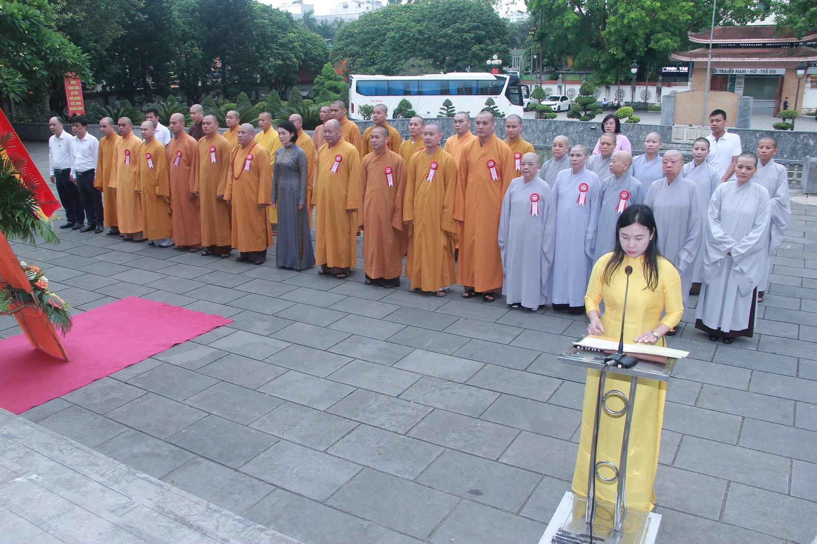 Đoàn đại biểu điển hình tiên tiến trong đồng bào Phật giáo dâng hương tưởng niệm Chủ tịch Hồ Chí Minh