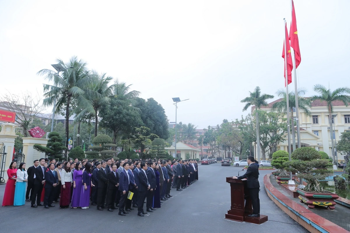 Tỉnh ủy Thanh H&oacute;a tổ chức lễ ch&agrave;o cờ ng&agrave;y l&agrave;m việc đầu ti&ecirc;n năm 2026