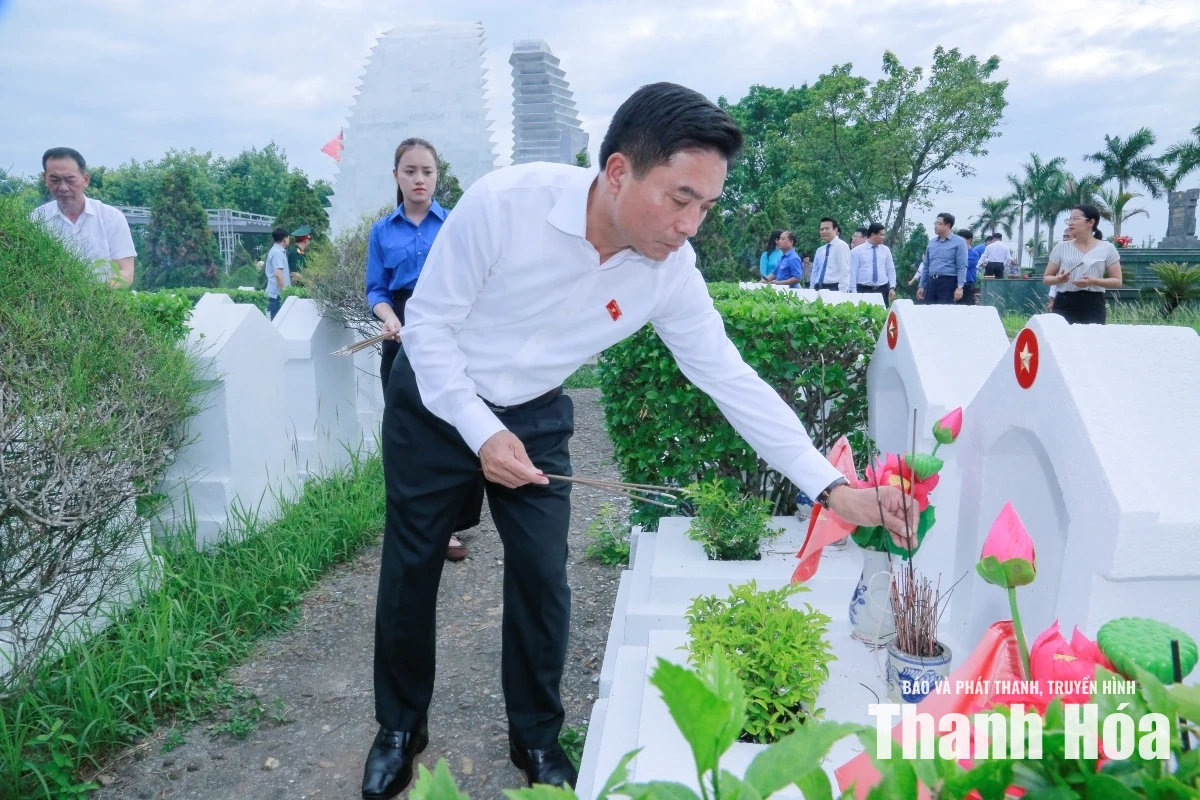 Phó Chủ tịch Quốc hội Nguyễn Doãn Anh viếng nghĩa trang liệt sĩ, tri ân người có công tại Thanh Hóa