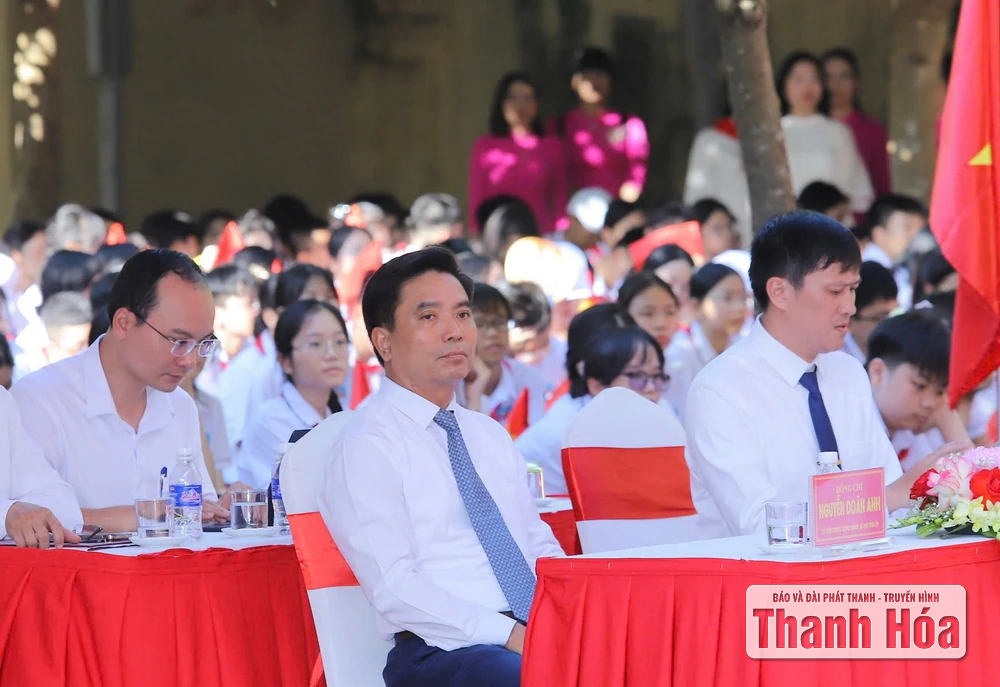 Bí thư Tỉnh ủy Nguyễn Doãn Anh và Chủ tịch UBND tỉnh Đỗ Minh Tuấn dự lễ khai giảng năm học 2025-2026 tại Trường THCS Trần Mai Ninh