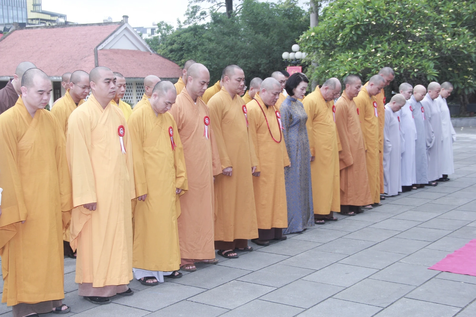 Đoàn đại biểu điển hình tiên tiến trong đồng bào Phật giáo dâng hương tưởng niệm Chủ tịch Hồ Chí Minh
