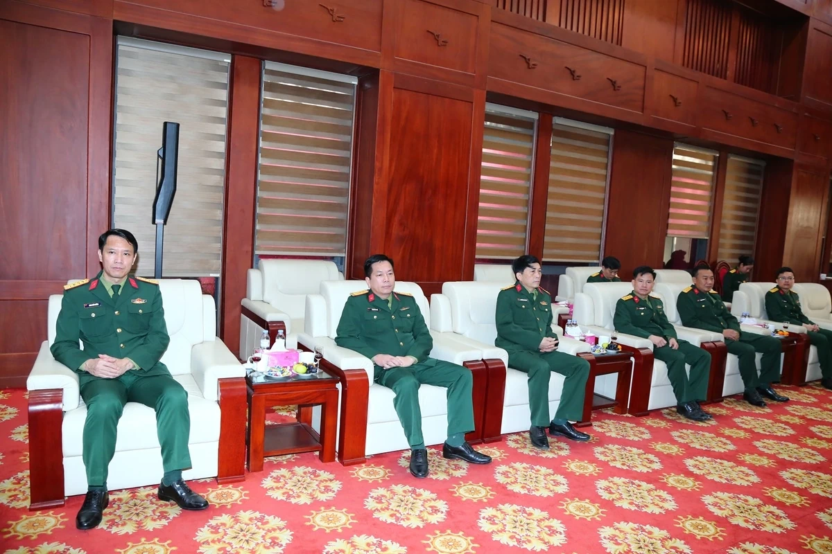 Ph&oacute; B&iacute; thư Thường trực Tỉnh ủy Nguyễn Hồng Phong thăm, ch&uacute;c mừng Bộ Tư lệnh Qu&acirc;n khu 4