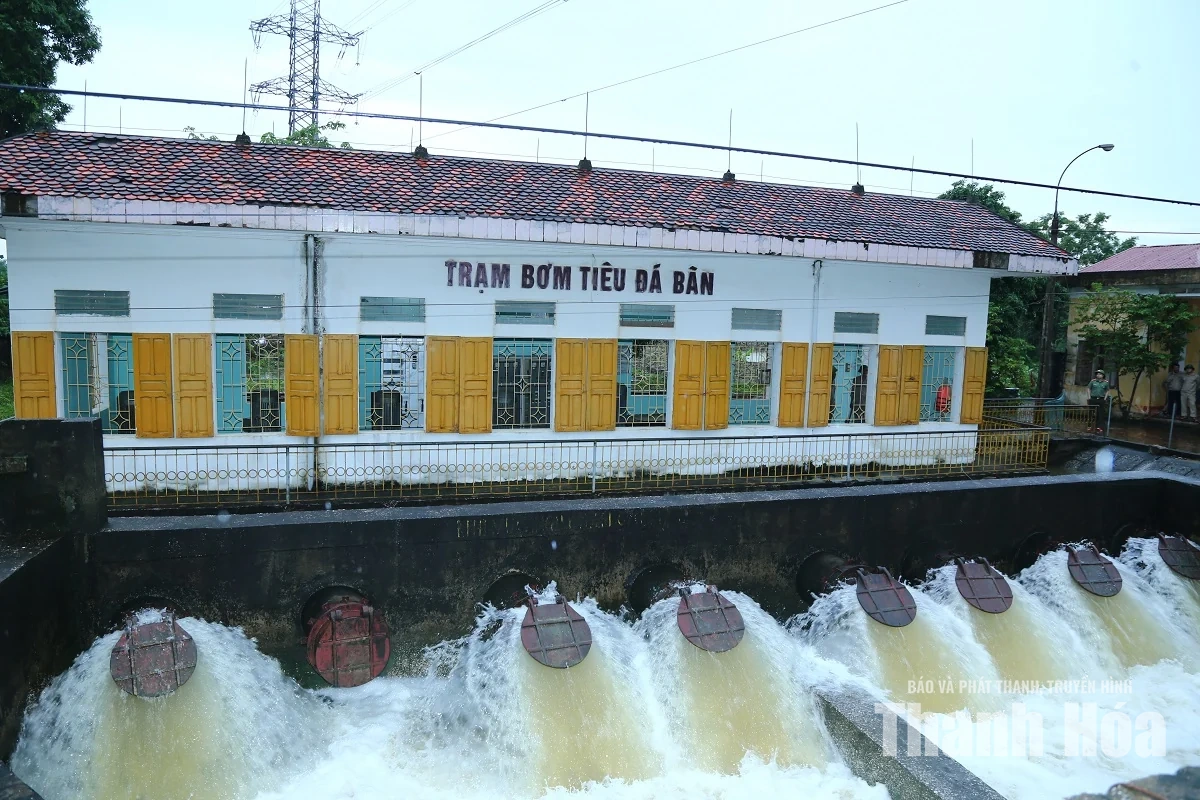 Phó Bí thư Thường trực Tỉnh ủy Nguyễn Hồng Phong kiểm tra, chỉ đạo ứng phó với mưa bão