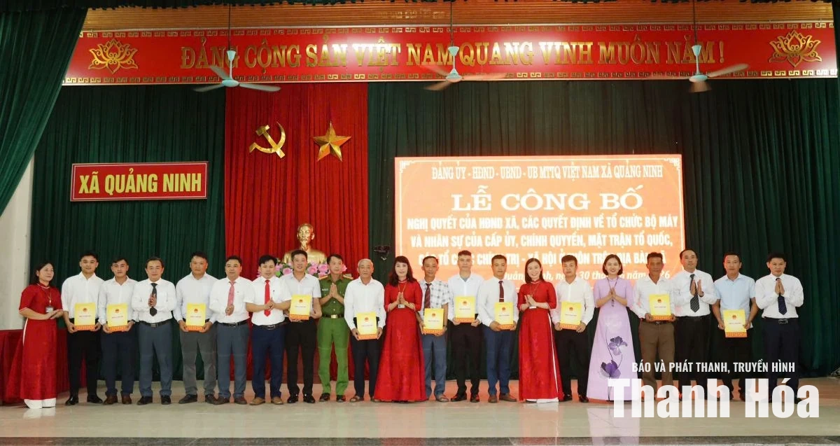 Xã Quảng Ninh công bố các quyết định sắp xếp thôn, thành lập chi bộ