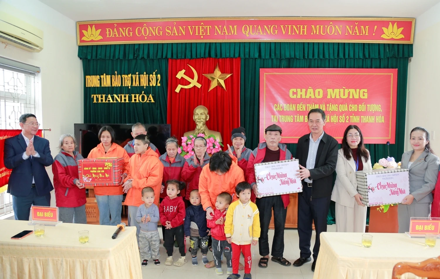 Ph&oacute; B&iacute; thư Tỉnh ủy, Chủ tịch Ủy ban MTTQ tỉnh Trịnh Tuấn Sinh thăm, tặng qu&agrave; Tết tại c&aacute;c phường Sầm Sơn, Nam Sầm Sơn v&agrave; x&atilde; Quảng Ninh