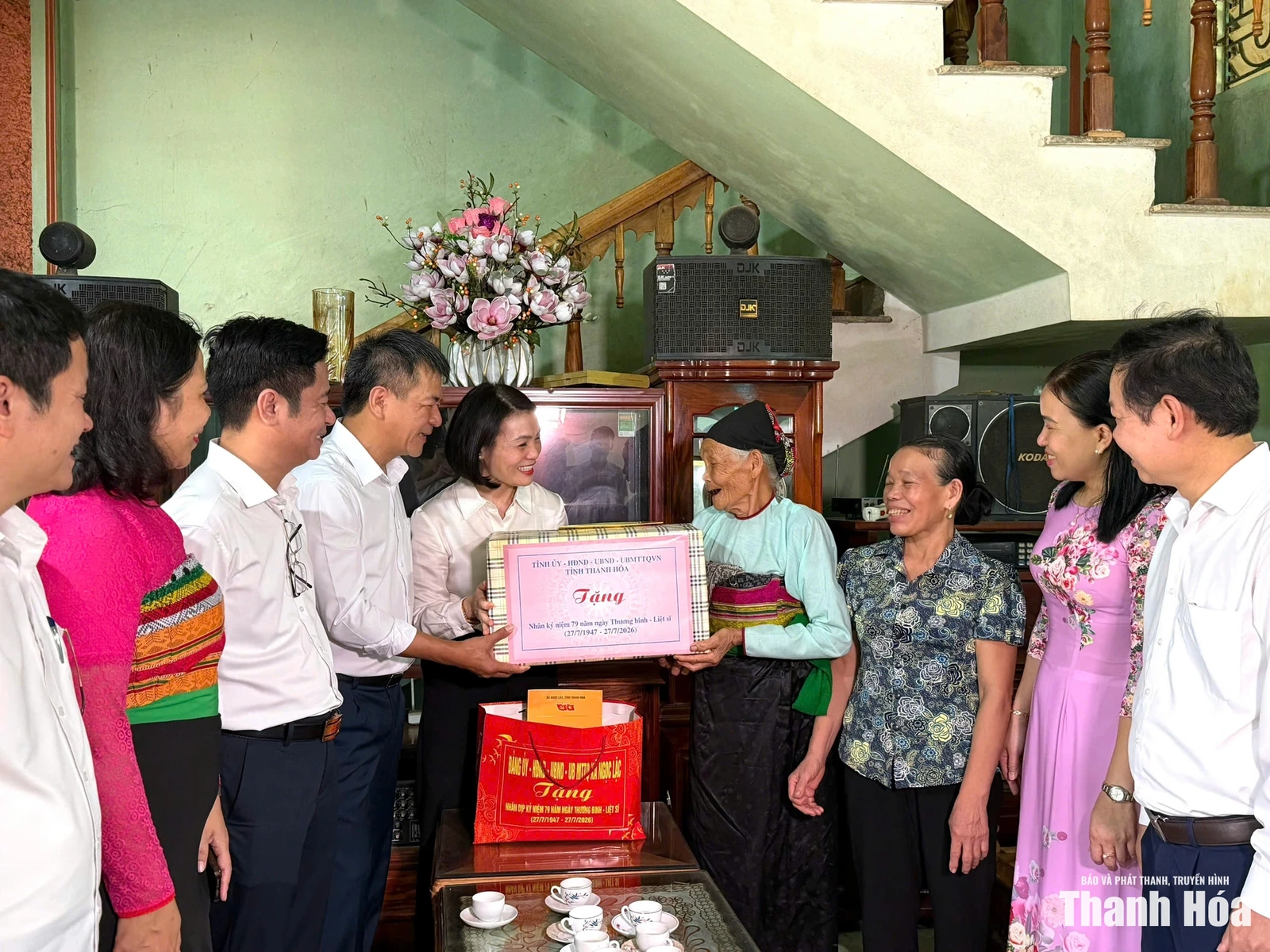 Phó Chủ tịch Thường trực Ủy ban MTTQ tỉnh Đỗ Thị Toán viếng nghĩa trang liệt sĩ và thăm các gia đình chính sách
