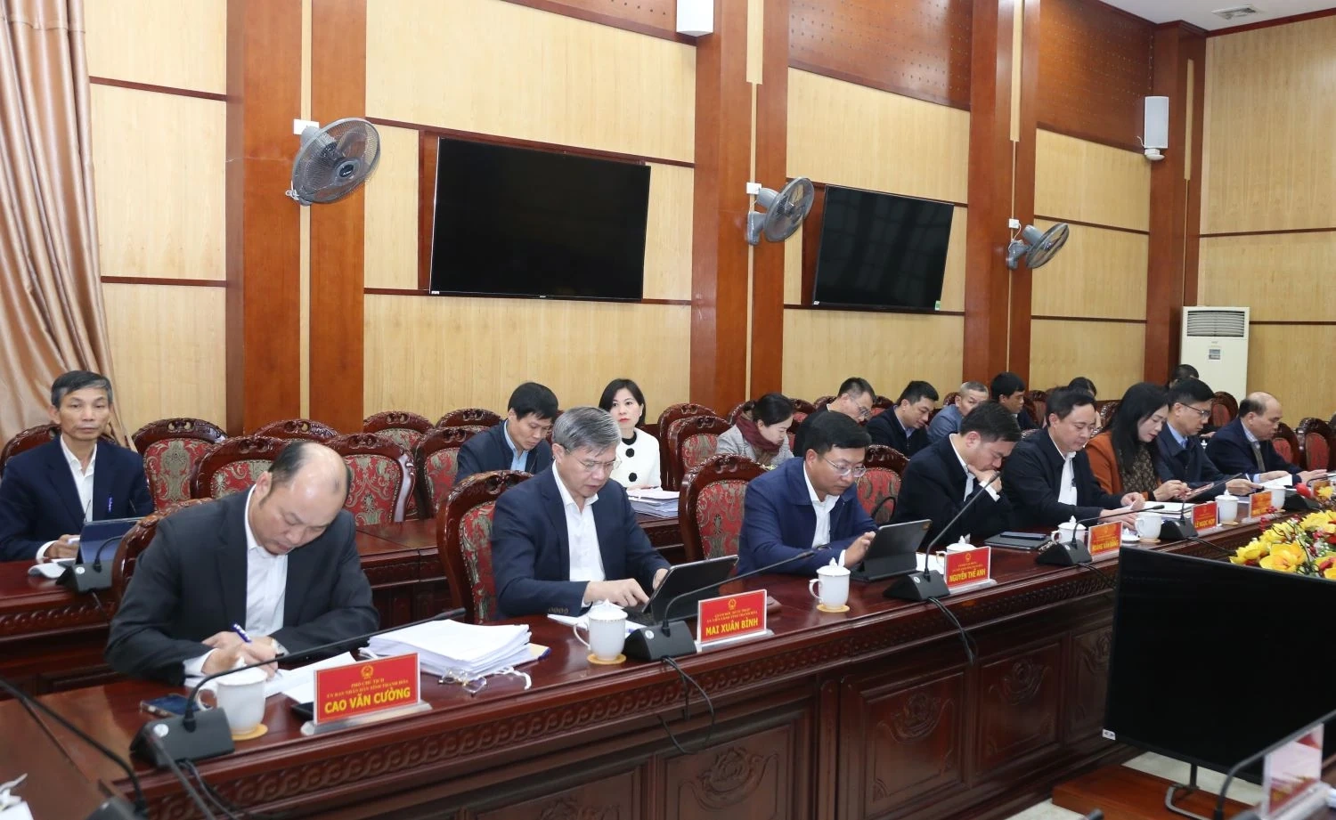 Chủ tịch UBND tỉnh chủ tr&igrave; phi&ecirc;n họp cho &yacute; kiến v&agrave;o c&aacute;c đề &aacute;n sắp xếp đơn vị sự nghiệp c&ocirc;ng lập