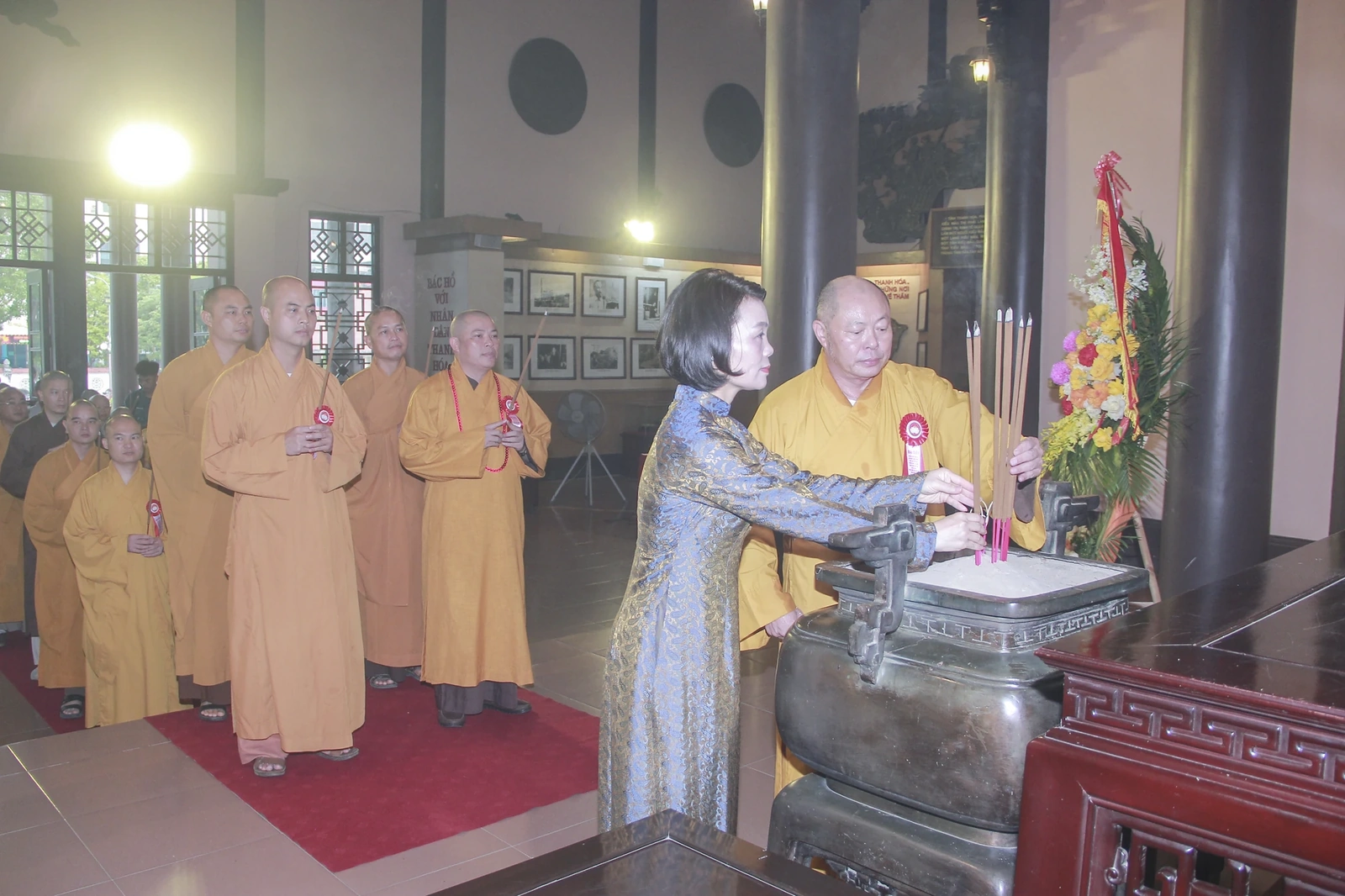 Đoàn đại biểu điển hình tiên tiến trong đồng bào Phật giáo dâng hương tưởng niệm Chủ tịch Hồ Chí Minh