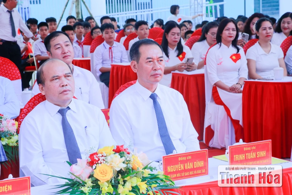 Phó Bí thư Tỉnh ủy, Chủ tịch Ủy ban MTTQ tỉnh Trịnh Tuấn Sinh dự lễ khai giảng tại Trường THCS Vạn Hà