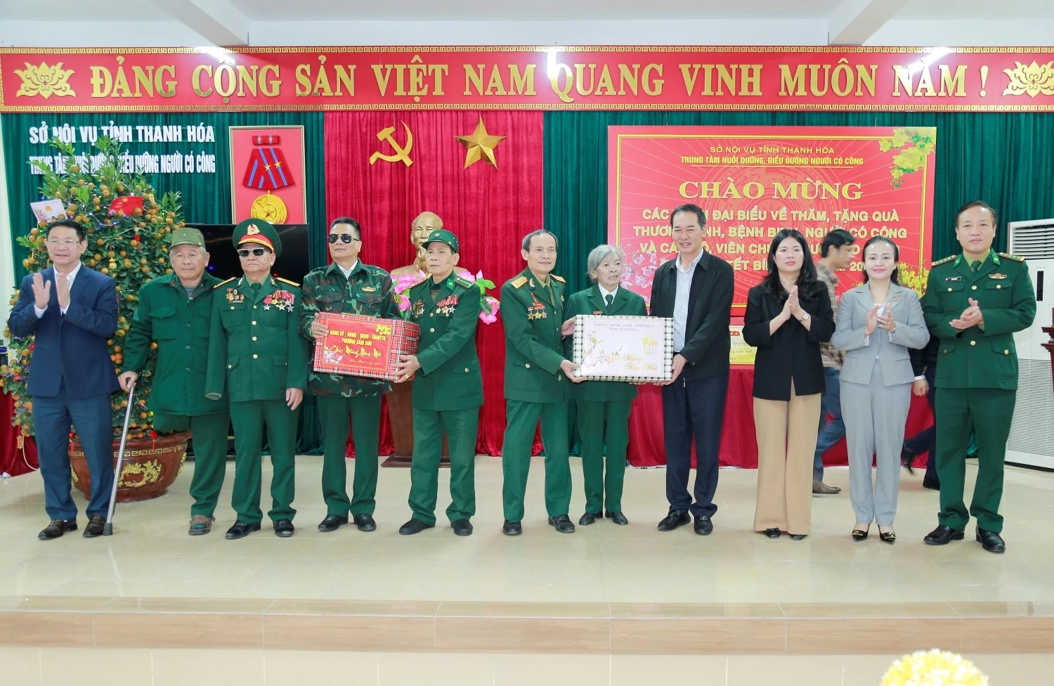 Ph&oacute; B&iacute; thư Tỉnh ủy, Chủ tịch Ủy ban MTTQ tỉnh Trịnh Tuấn Sinh thăm, tặng qu&agrave; Tết tại c&aacute;c phường Sầm Sơn, Nam Sầm Sơn v&agrave; x&atilde; Quảng Ninh