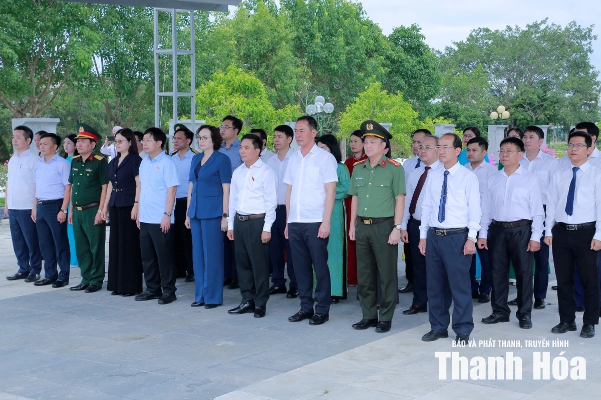 Phó Chủ tịch Quốc hội Nguyễn Doãn Anh viếng nghĩa trang liệt sĩ, tri ân người có công tại Thanh Hóa