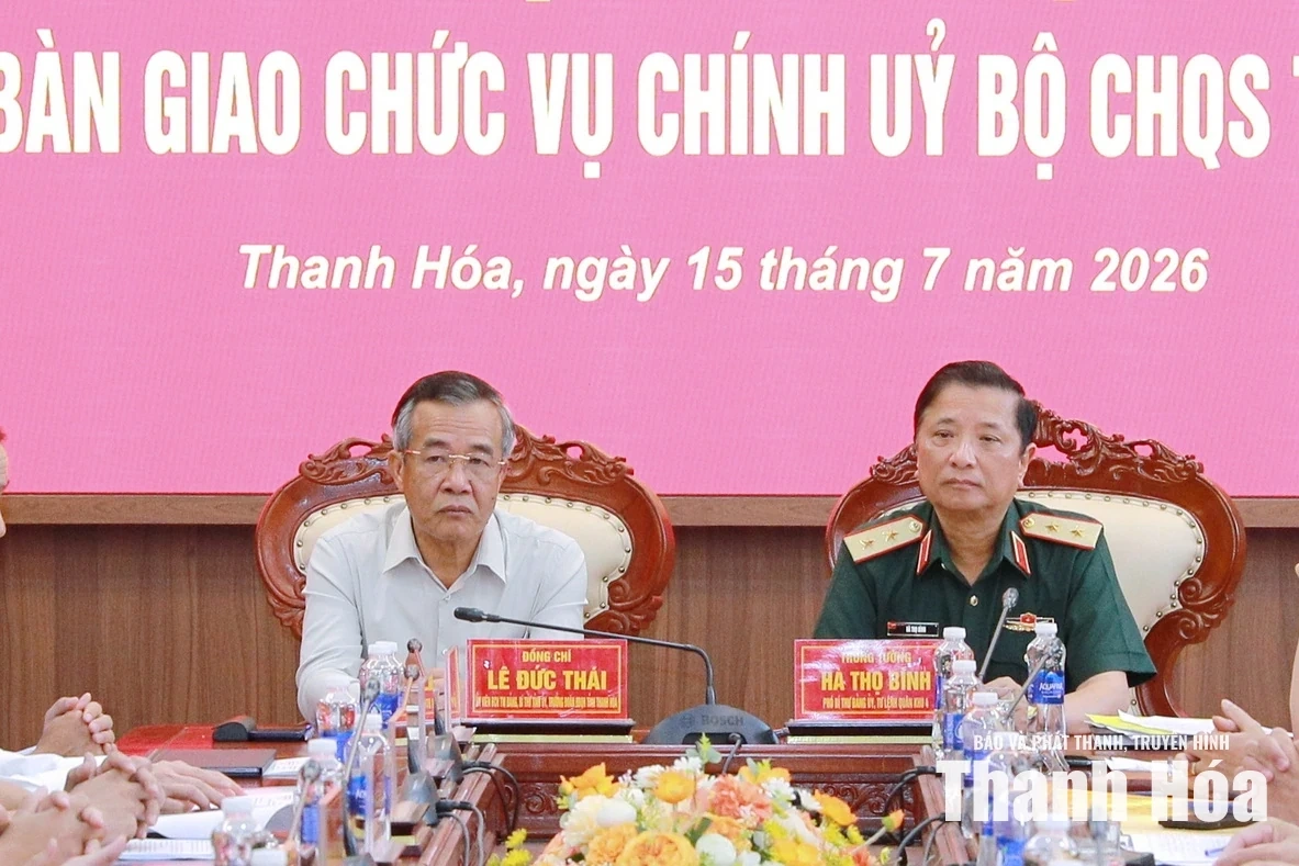 Bàn giao chức vụ Chính ủy Bộ Chỉ huy Quân sự tỉnh Thanh Hóa