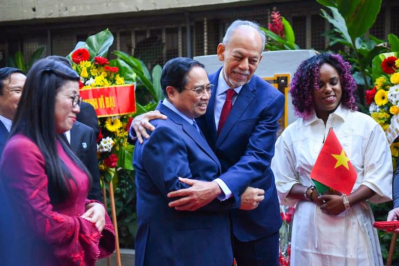 Thủ tướng Phạm Minh Chính dâng hoa tưởng niệm Chủ tịch Hồ Chí Minh tại Rio de Janeiro- Ảnh 6. Thủ tướng Phạm Minh Chính dâng hoa tưởng niệm Chủ tịch Hồ Chí Minh tại Rio de Janeiro- Ảnh 6.