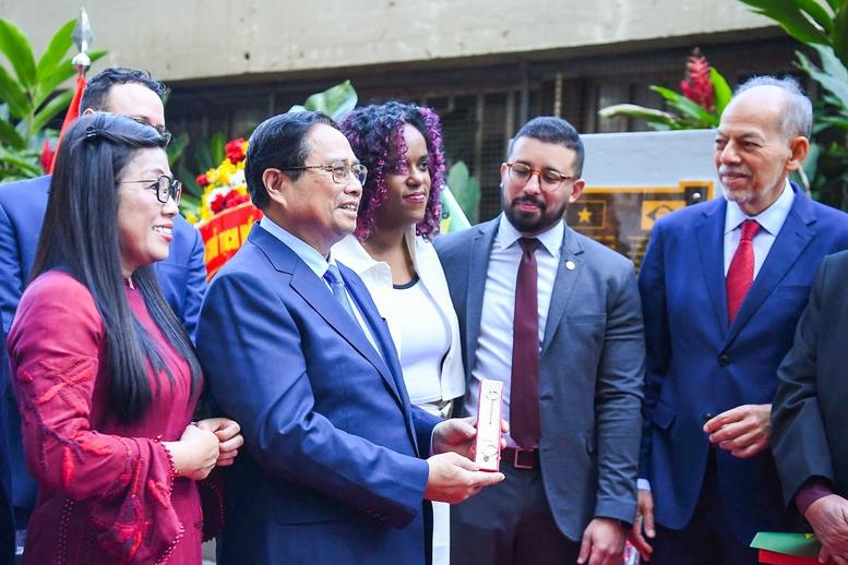 Thủ tướng Phạm Minh Chính dâng hoa tưởng niệm Chủ tịch Hồ Chí Minh tại Rio de Janeiro- Ảnh 5. Thủ tướng Phạm Minh Chính dâng hoa tưởng niệm Chủ tịch Hồ Chí Minh tại Rio de Janeiro- Ảnh 5.